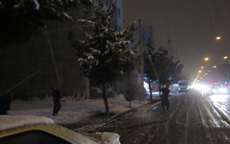 برف تكاني شبانه درختان در شهر اروميه 