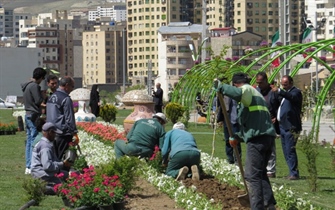 اقدامات سازمان پارک ها و فضای سبز شهرداری ارومیه برای برگزاری ششمین جشنواره گل در پارک گوللرباغی