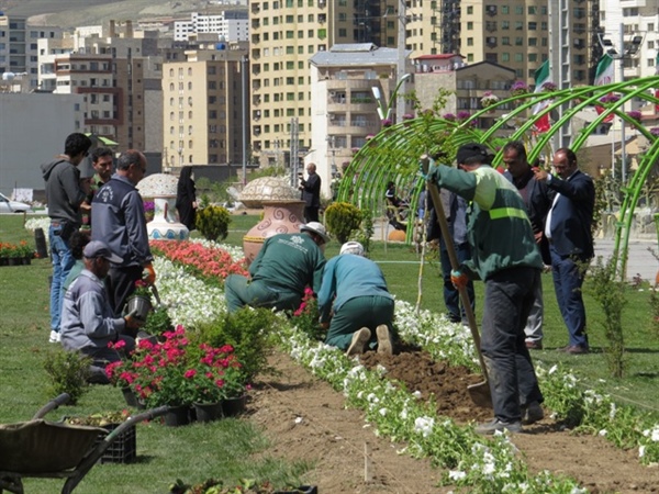 اقدامات سازمان پارک ها و فضای سبز شهرداری ارومیه برای برگزاری ششمین جشنواره گل در پارک گوللرباغی