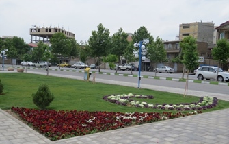 عملیات کاشت گل در پارک شهید ذاکر