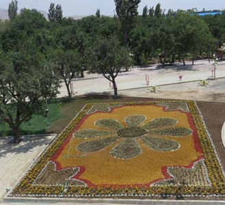 عملیات کاشت مرحله دوم گل در سطح مناطق پنجگانه،توسط سازمان پارک ها و فضای سبز شهرداری ارومیه