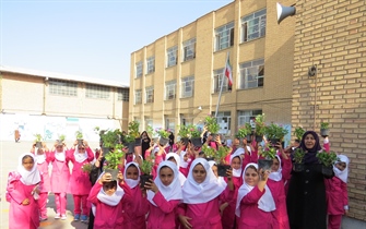 سازمان پارکها و فضای سبز شهرداری ارومیه با گلکاری و کاشت درخت و درختچه در مدارس به استقبال سال تحصیلی جدید می‌رود
