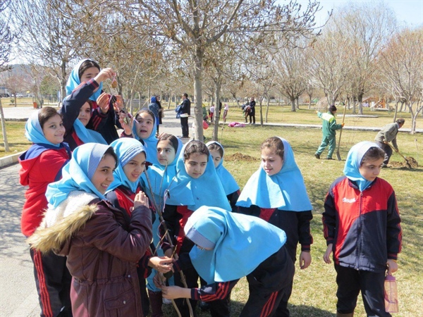 استقبال از هفته درختکاری با کاشت نهال توسط دانش آموزان در پارک ائللرباغی