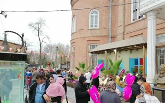 استقبال شهروندان و مسافران نوروزی از المان های نوروزی در مقابل ساختمان شهرداری ارومیه و ثبت عکسهای خاطره انگیز