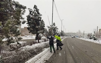 برف تکانی درختان و بازدید و نظارت از زیرگذر ها برای پیشگیری از آب گرفتگی ، توسط زحمتکشان سازمان سیما ، منظر و فضای سبز شهری شهرداری ارومیه در حال اجرا است.